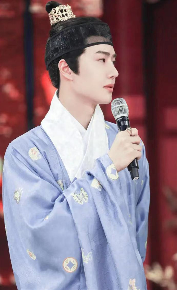 王一博录制《天天向上》,古装造型绝美,吐槽回来居然还要粘头套