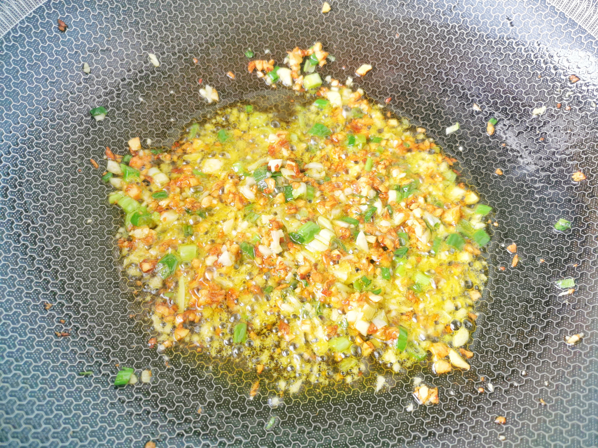 蒜蓉粉絲蝦這樣做，粉絲比蝦好吃，蒜香撲鼻，零廚藝也能學會