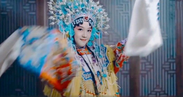 陆毅女儿再以京剧扮相出镜，贝儿造型超亮眼，举手投足尽显专业范