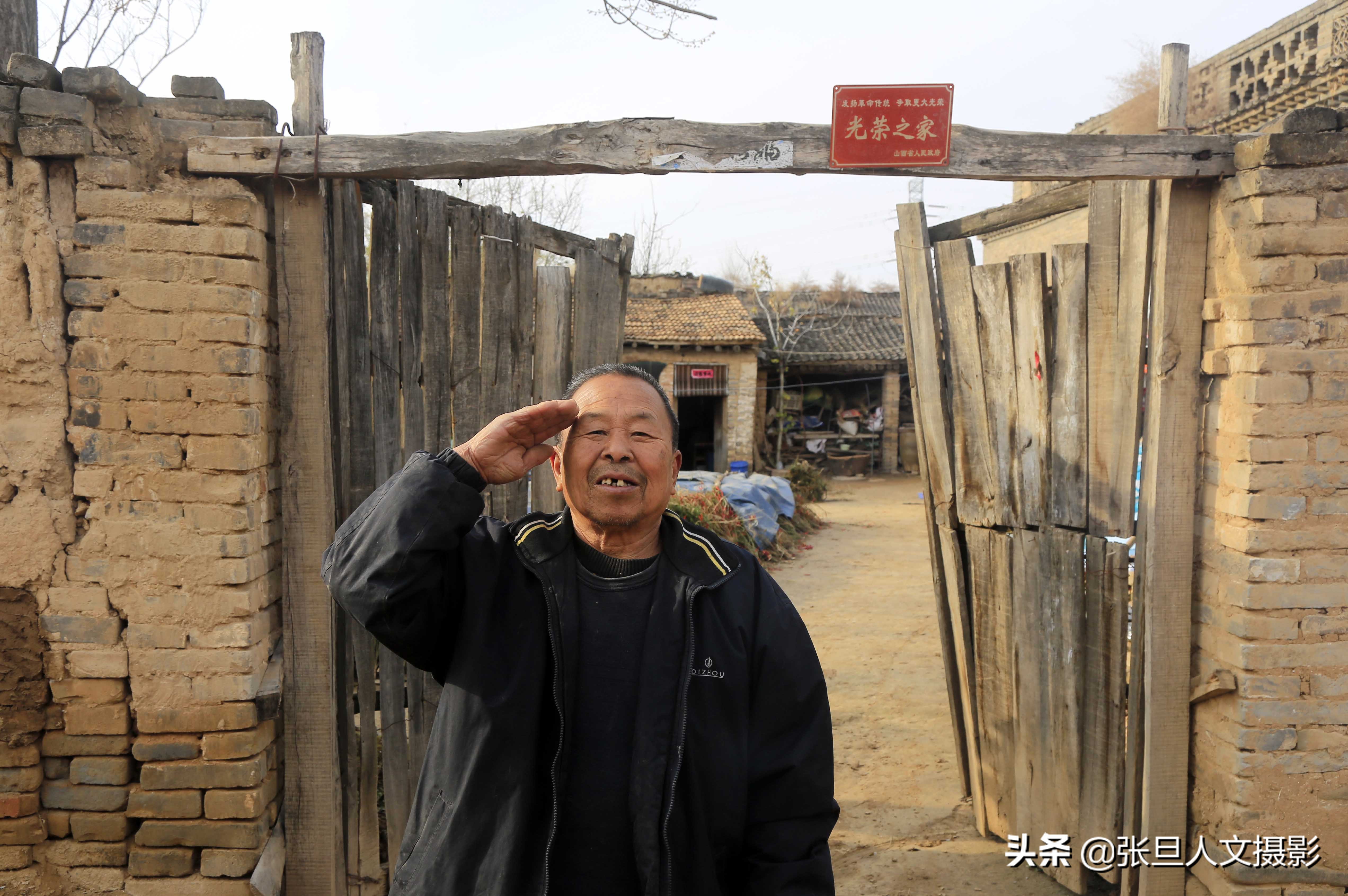 70岁老人住窑洞种辣椒 过着简朴的生活 空降兵的