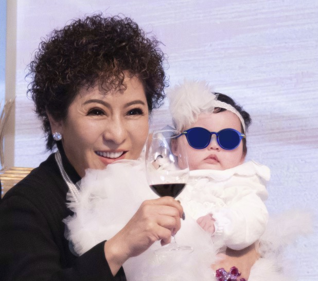 向佐溫馨全家福曝光，女兒長得像混血兒，手臂和郭碧婷手腕一樣粗