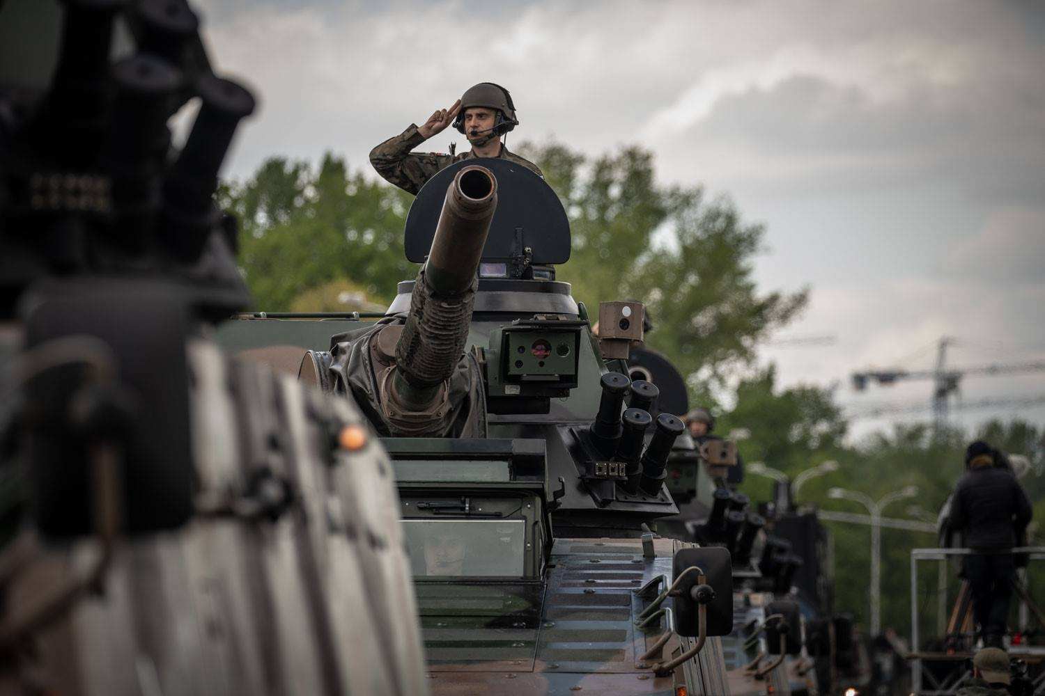 美军核弹要挪地方，波兰积极争取部署本国，宣称：就对付俄罗斯