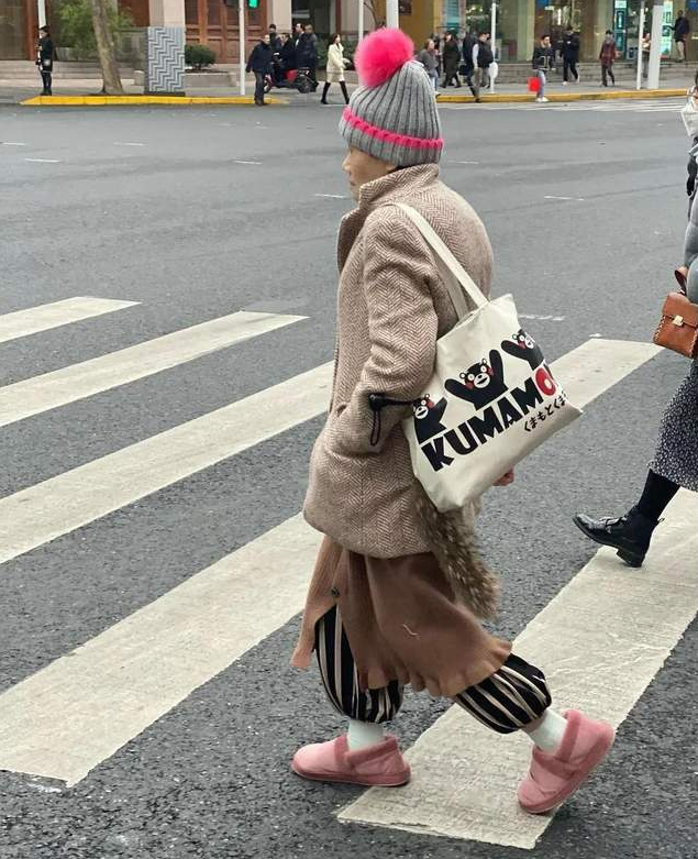 惭愧，比起会穿，还不如老年人！上海街头的“老年穿搭”，真讲究