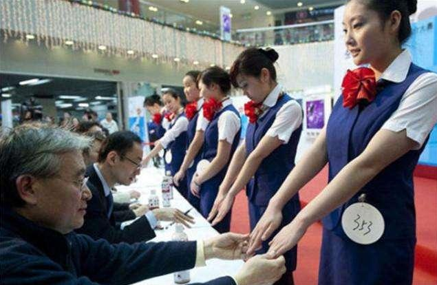 空姐私生活揭秘，为何很多男人不敢娶她们为妻