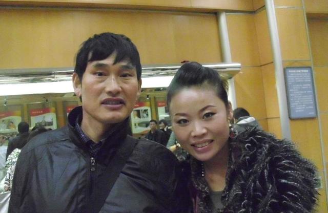 一夜爆红的草帽姐如今怎么样了？衣着朴素，蹲