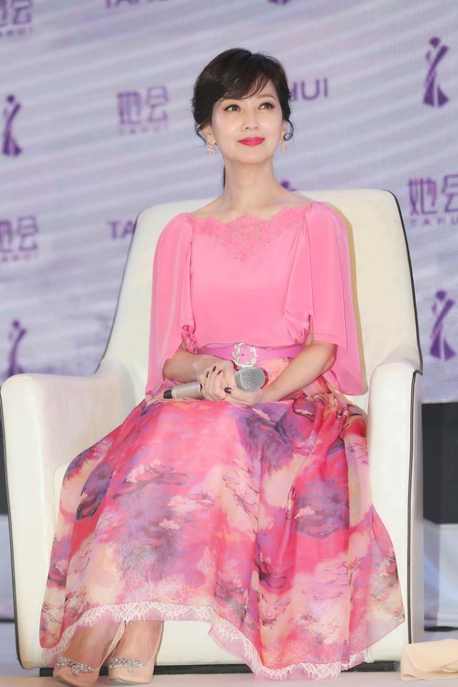 赵雅芝长相“冻住了”，奶奶年纪长相少女，一身粉气质减龄又青春