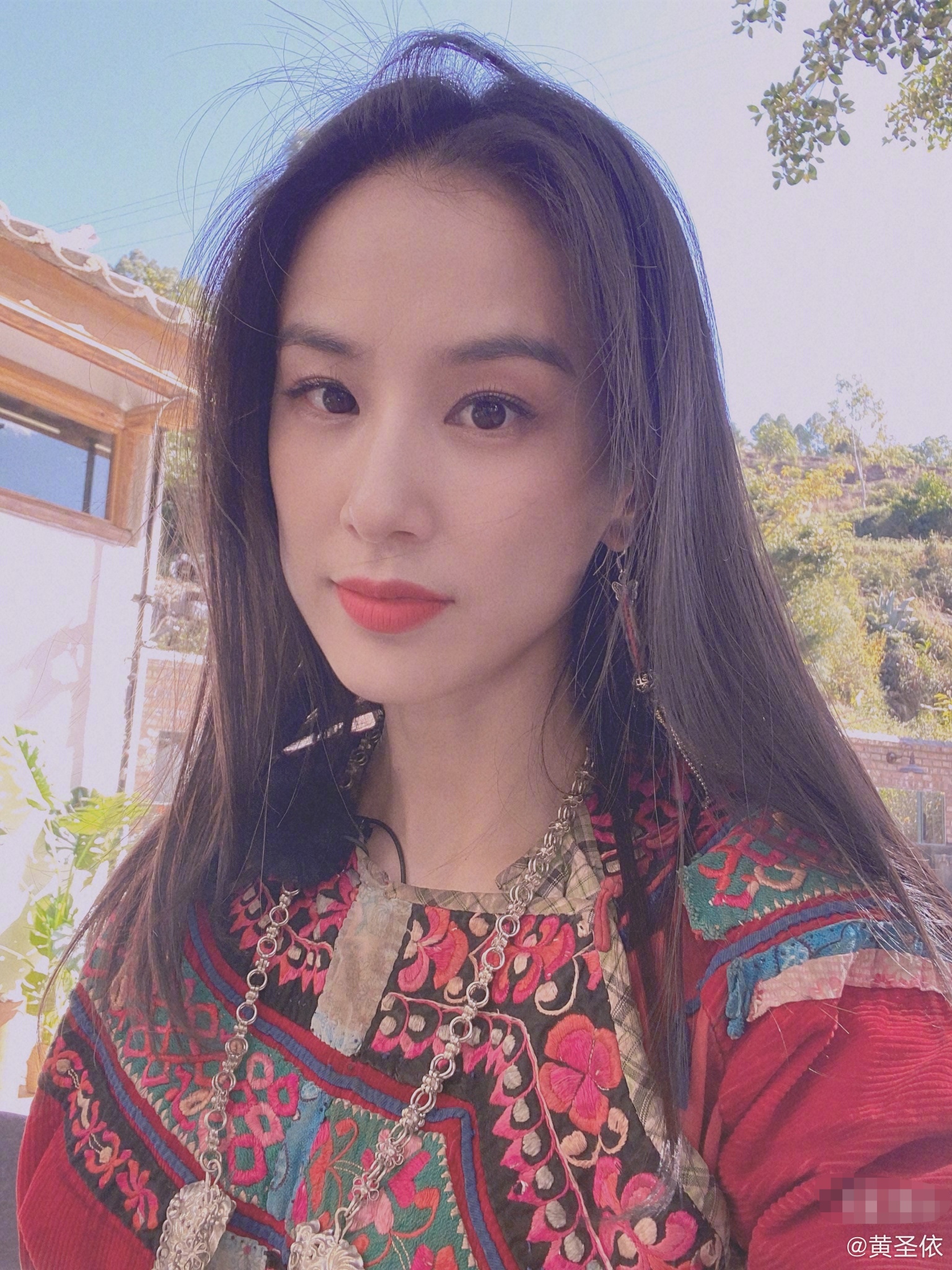 黄圣依为小儿子庆生，布置简朴还不如普通人？