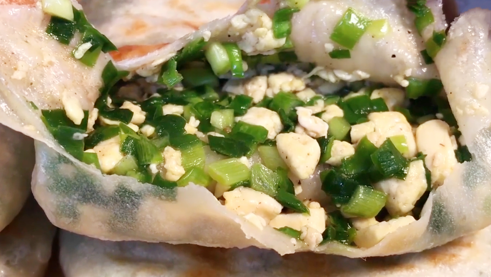 1塊豆腐，加1把韭菜，我家隔三差五就吃，皮薄餡大，飯店吃不到