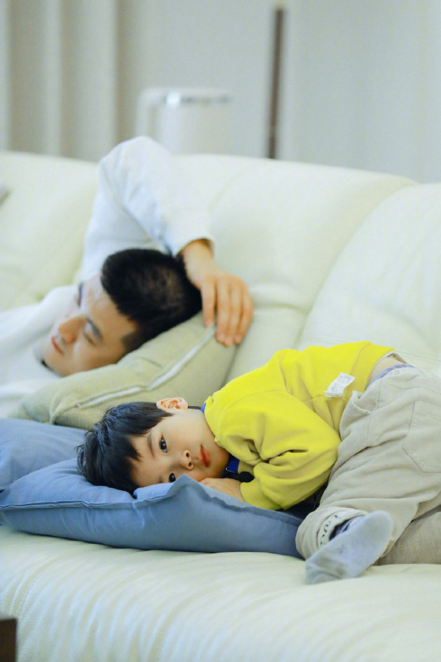 黃聖依倆兒子近照曝光，安迪長大了，安麟和媽媽小時候一模一樣