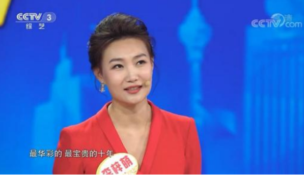央视主持李梓萌：为扮老带假发14年，摘下假发后气质形象大变样