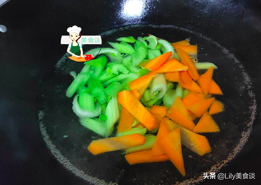 这三样素菜是绝配，一香一鲜一脆，简单一炒特美味，不放肉也很香