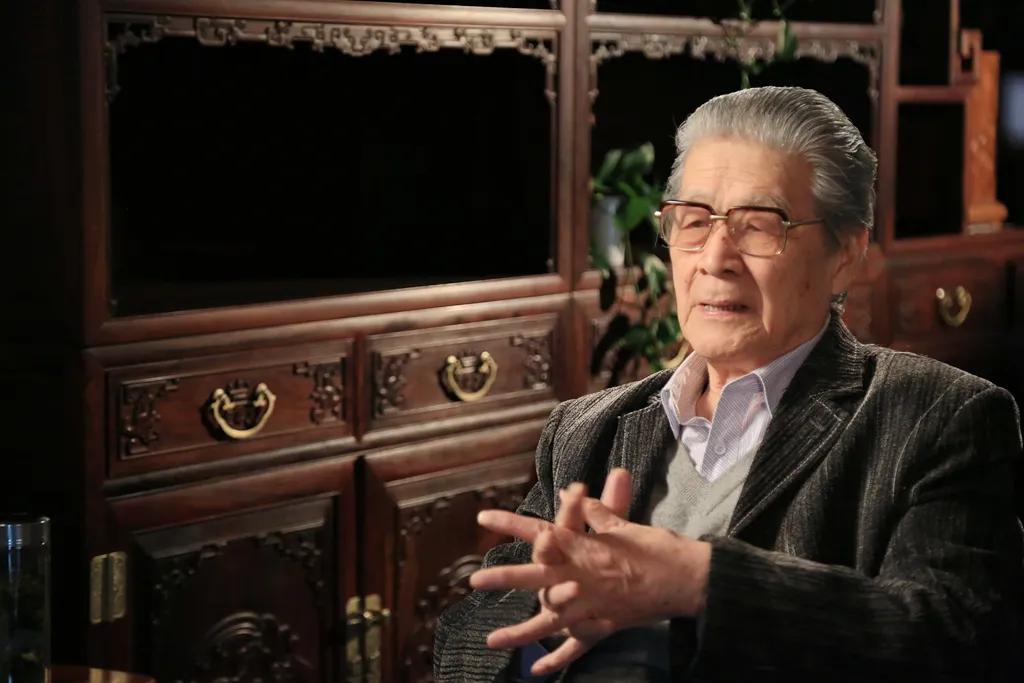 蓝天野荣获七一勋章，蓝盈莹转发祝贺，网友追问：是你爷爷吗？