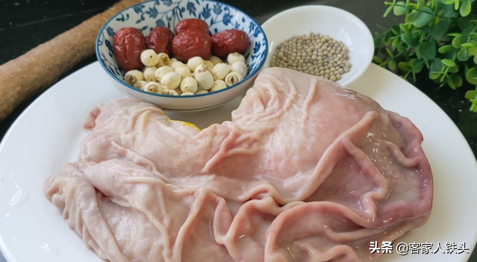 广东猪肚汤好喝有诀窍？别老一套煲，这样搭配，汤色奶白营养味美