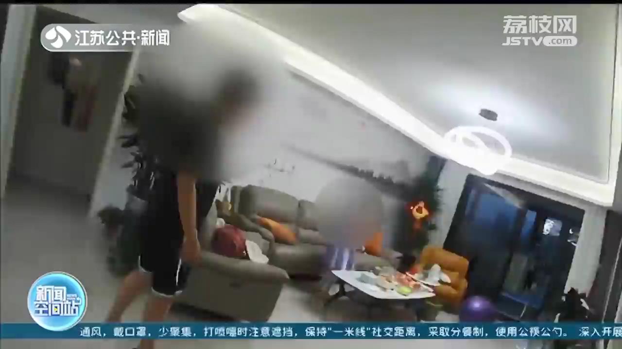 父母逛商场看表，3岁幼童头被卡在柜台 南京民警喊话粗心爸妈