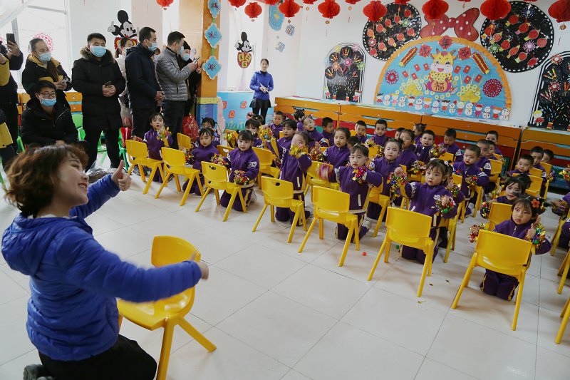 甘肃平凉:幼儿园里快乐迎新年