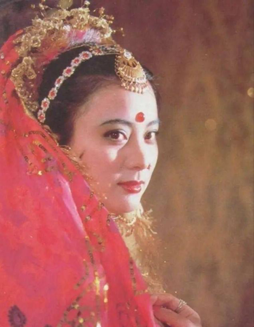 “玉兔精”李玲玉庆58岁生日，皮肤细腻似少女，混血儿子颜值超高