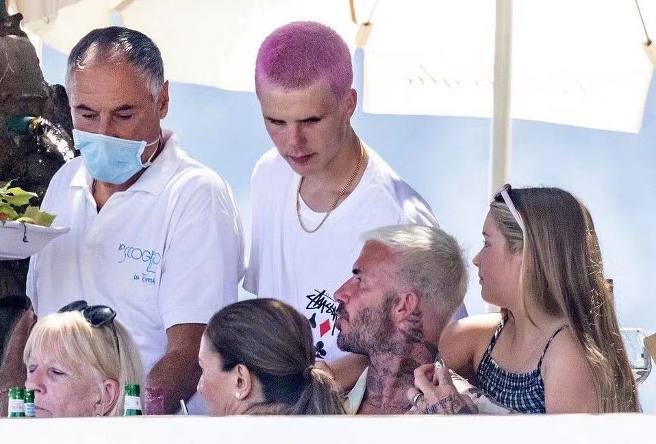 贝克汉姆一家出游意大利！穿彩虹衬衫胜似小鲜肉，嫩过16岁克鲁兹