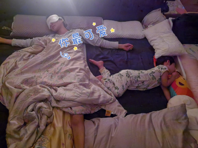 家庭地位堪忧！张歆艺母子睡姿四仰八叉，袁弘委屈抱怨：我睡哪儿