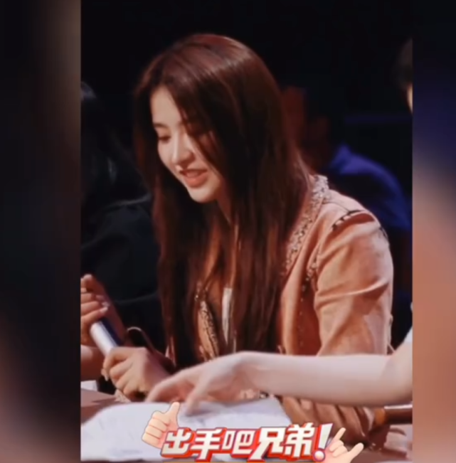 乃万和金子涵现身新节目，乃万绿帽带标成焦点