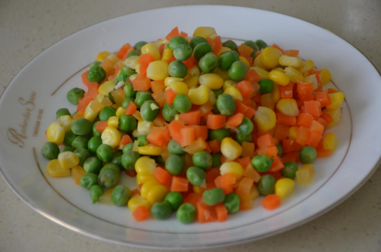 隔夜的剩米饭也能玩出新花样，做出来颜色鲜艳的炒饭，太香了