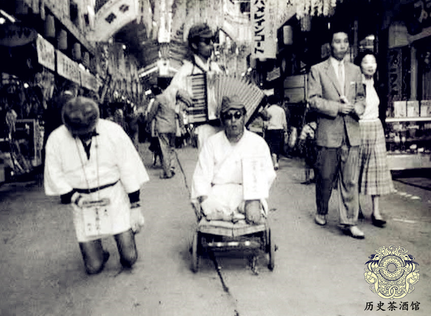 戰敗後的日本社會老照片：日本士兵沿街乞討，卻成了美軍的歡樂窩