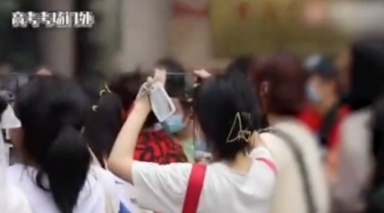 龚俊在飞机被私生饭辱骂，粉丝因不能近拍摄大骂，网友还原现场