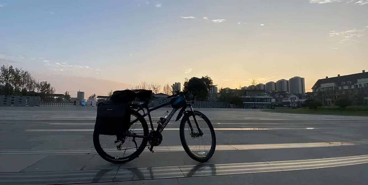 骑自行车旅游变老的小伙子(骑自行车旅游变老的小伙子是谁)