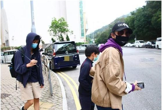 張柏芝罕帶仨兒走機場，長子高冷似謝霆鋒，幼子正臉曝光太像老二