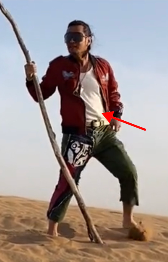 57岁孙兴光脚坐地裤子脱线，脸发红胡子灰，被曝