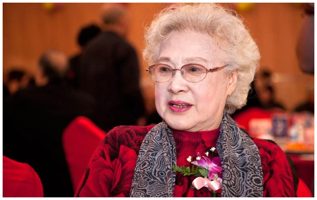 秦怡传：1婚被强迫，2婚被亲妹插足，16岁儿子患病照顾瘫夫20年