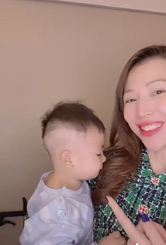 蔡少芬抱1歲兒子花式秀幸福，稱公婆老公都被拿下，自侃一統天下