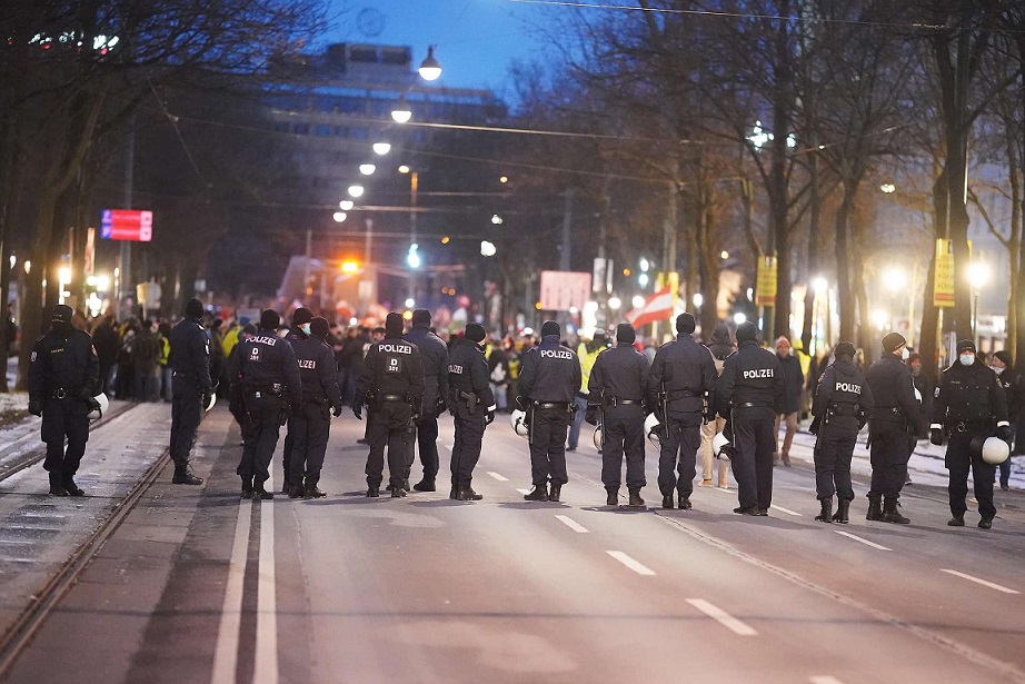 奧地利首都維也納多處爆發大規模反封鎖抗議遊行