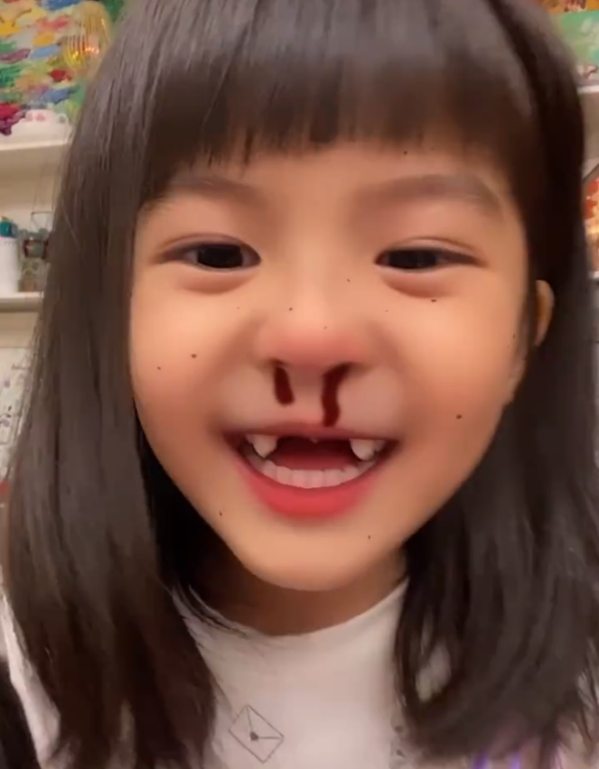 咘咘波妞果真是“小活宝”，画画搞怪全不落，贾静雯直呼：很爱演