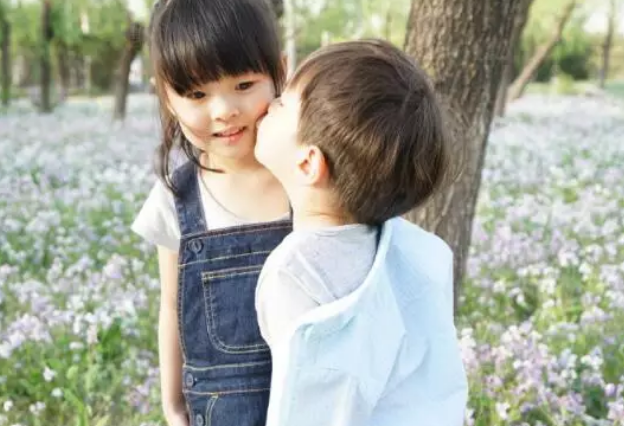 有一種“天生麗質”叫小泡芙，細眉大眼又軟萌，誰看了能不心動？