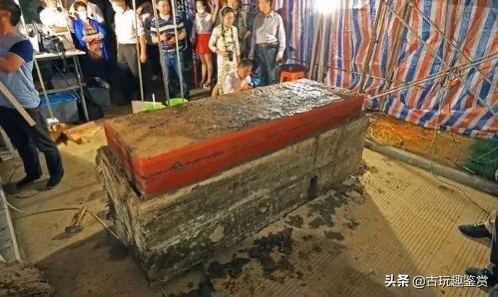 考古挖出巨大红棺，棺内一具女尸，专家掀开衣服后吓坏了