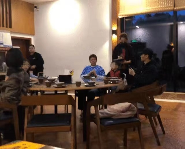 張晉帶兒子玩彩虹滑道，樂兒頭髮被吹成中分，臉嚇得通紅表情淡定