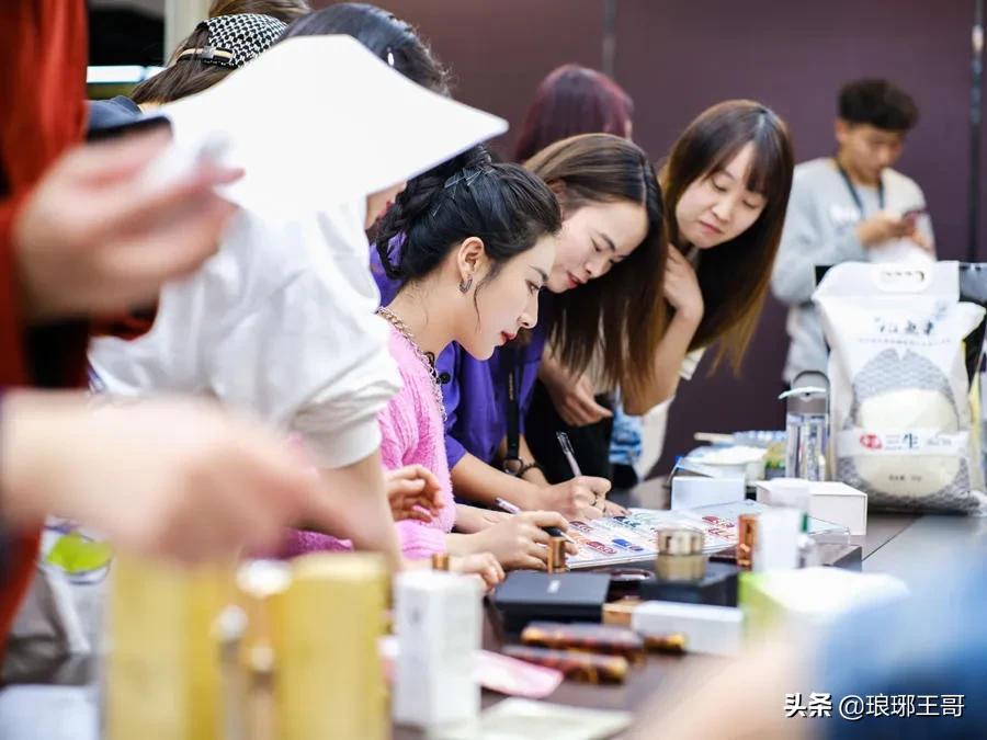 36岁薇娅突然停播，住院手术那些不要命的成年人