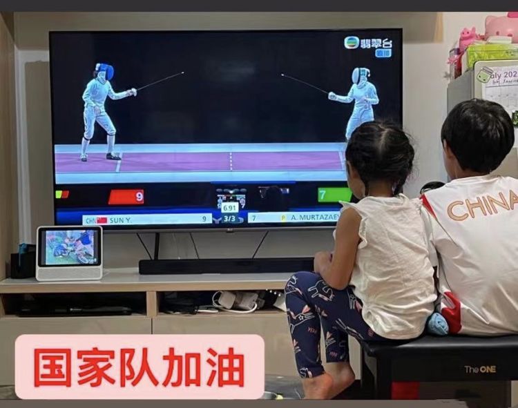 郭晶晶东京当裁判，霍启刚带一双儿女玩滑板，兄妹俩运动天赋尽显