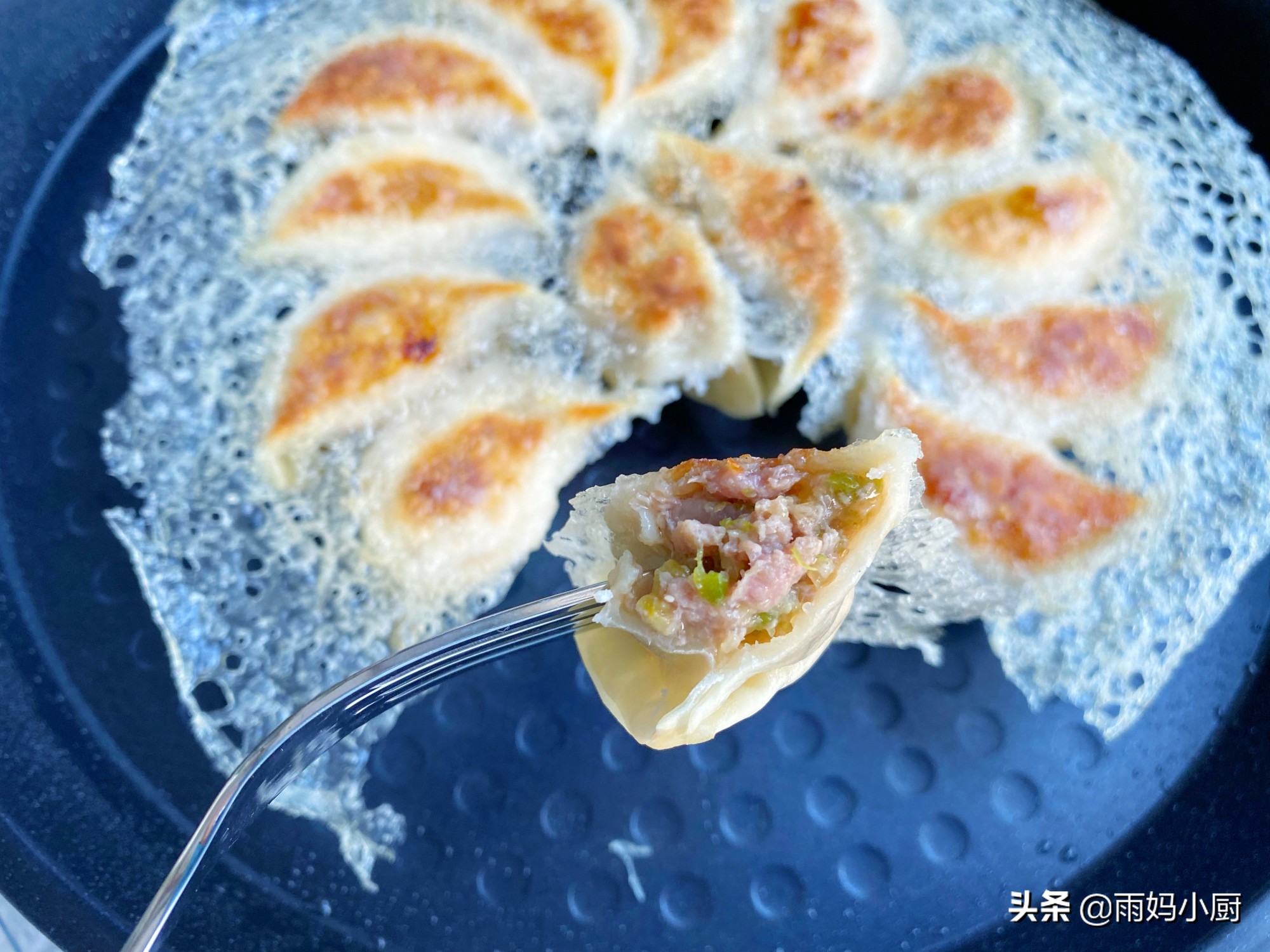 冰花煎饺用淀粉还是面粉，教你一招，做出来的冰花晶莹剔透又酥脆
