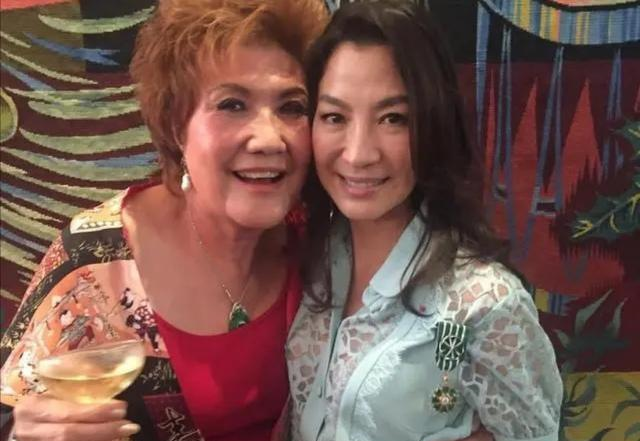 58岁杨紫琼面容姣好，74岁男友却白发苍苍，二人