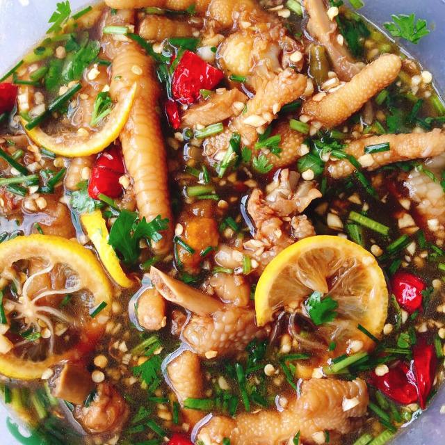 Delicious hot and sour chicken feet, super appetizing, easy to cook, not greasy and more delicious