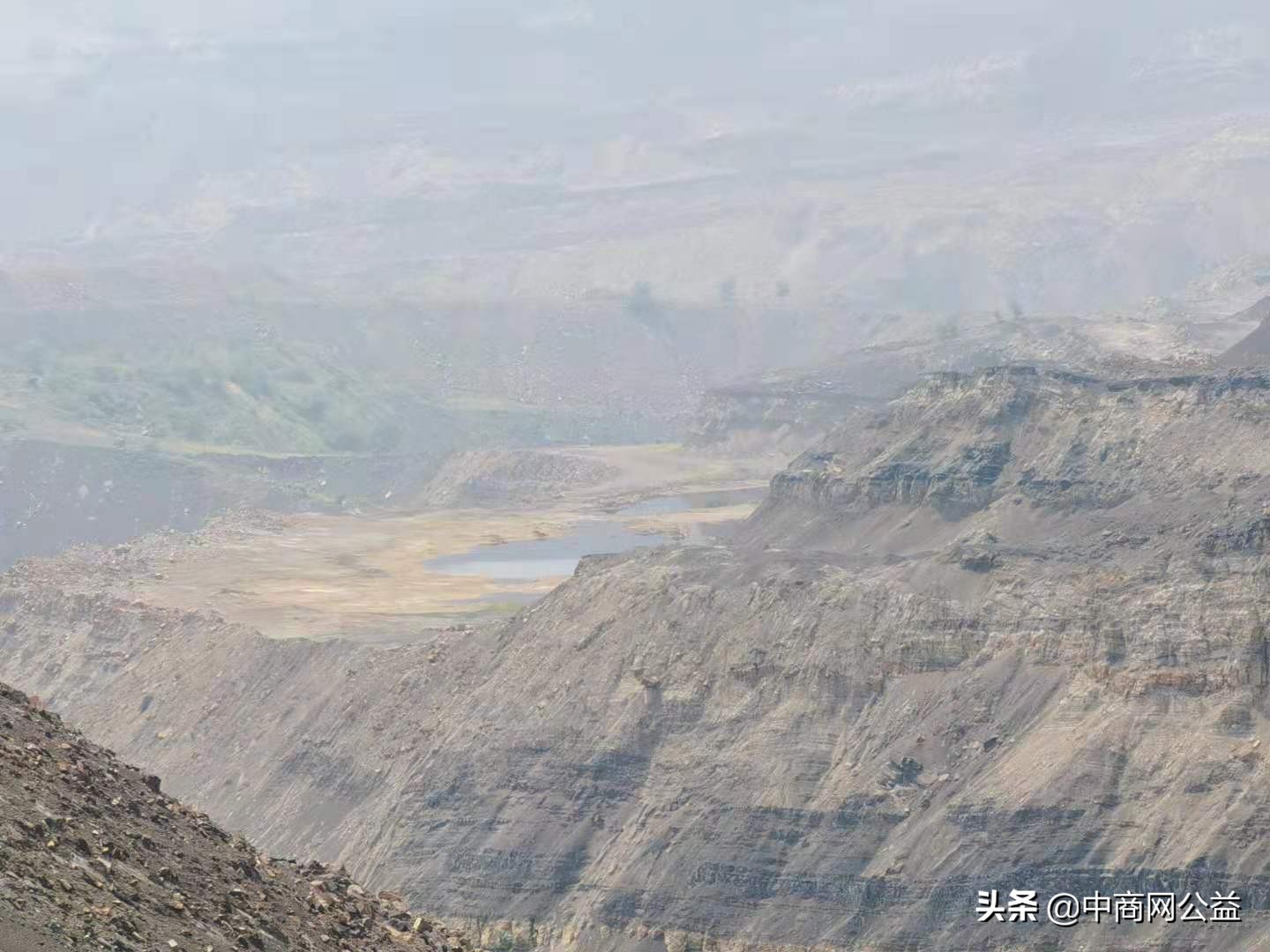 山西阳泉小沟废弃煤矿惊现强酸湖