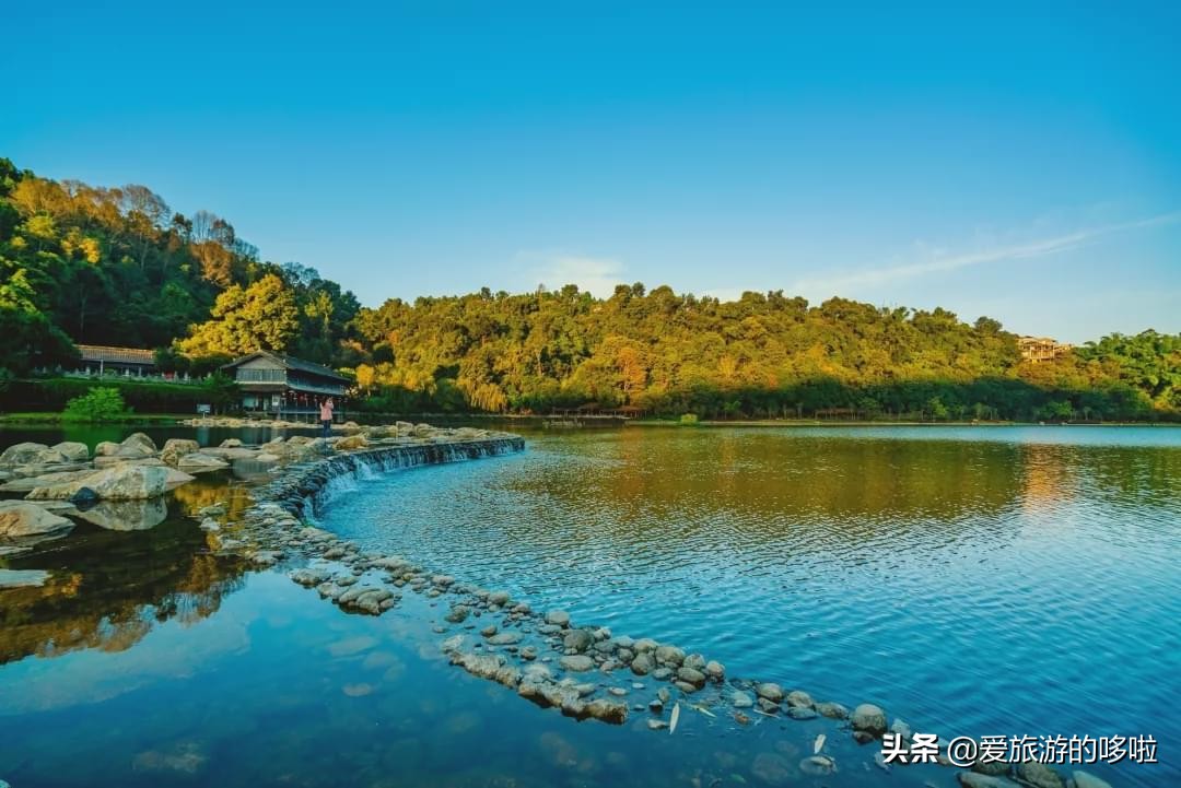 The best place to travel in October-November, the late autumn tour bus is about to depart