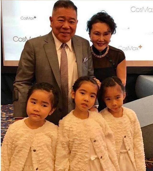 黎姿儿童节野外运动，三个女儿爬树身手敏捷，