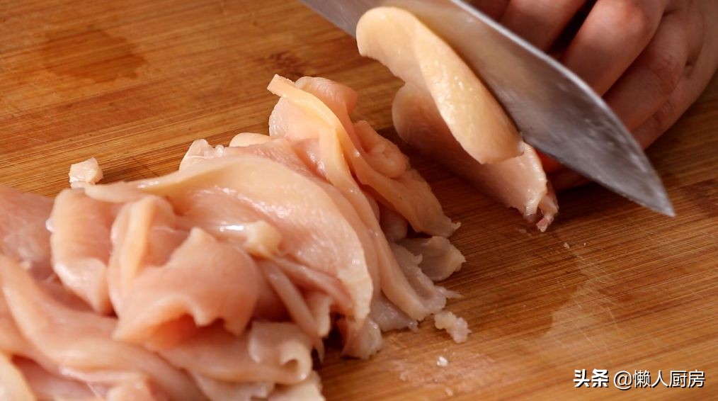 很多人說雞胸肉吃著柴，那是你不會做，配上胡蘿蔔，做成雞肉餅