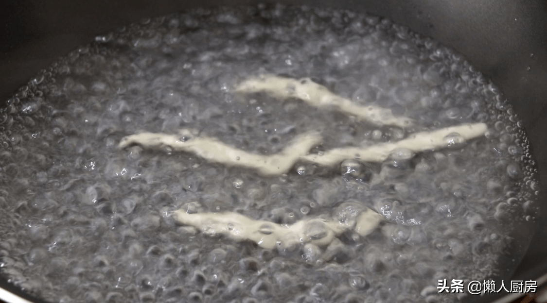 土豆别再炖肉了，教你一个新吃法，好吃到停不下来，比吃肉香