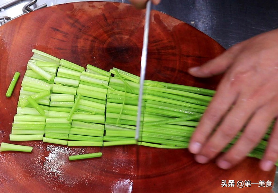 图片[3]-【蟹味菇炒芹菜】做法步骤图 多加这一步 芹菜清脆不出水-起舞食谱网