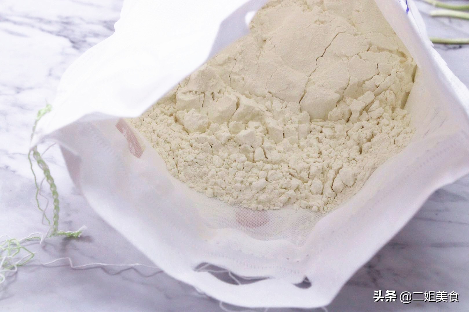 原来面袋子上有一个小机关，轻轻一拉就打开了，再不用生拉硬拽