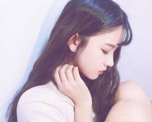 努力改变自己的句子：人不一定要生得漂亮 但却一定要活得漂亮图片
