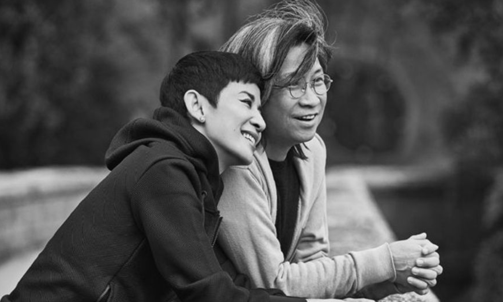 吴君如晒夫妻合影罕见秀恩爱，幽默吐槽陈可辛探班是为蹭剧组盒饭